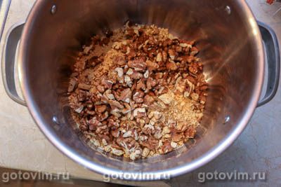 Сладкая колбаска из печенья, конфет «Коровка» и грецких орехов Сладкая колбаска из печенья, конфет «Коровка» и грецких орехов