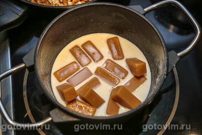 Сладкая колбаска из печенья, конфет «Коровка» и грецких орехов Сладкая колбаска из печенья, конфет «Коровка» и грецких орехов