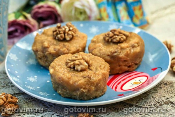 Сладкая колбаска из печенья, конфет «Коровка» и грецких орехов Сладкая колбаска из печенья, конфет «Коровка» и грецких орехов