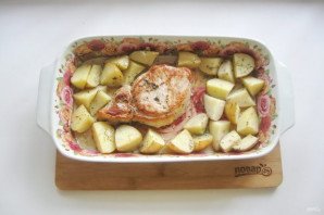 Свиная корейка с картофелем в духовке