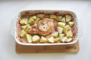 Свиная корейка с картофелем в духовке