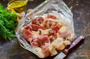 Свинина в рукаве с грибами