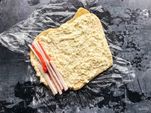 Сырный рулет с крабовыми палочками Сырный рулет с крабовыми палочками