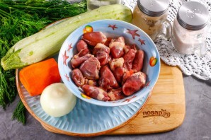 Теплый салат с куриными сердечками