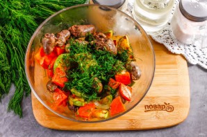 Теплый салат с куриными сердечками