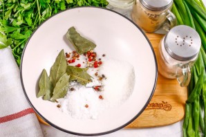 Засолка селедки в бутылке