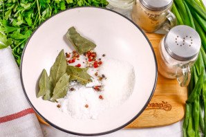 Засолка селедки в бутылке