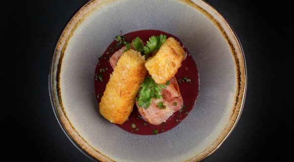 Арбуз в беконе с хрустящим сулугуни и красным соусом , пошаговый рецепт с фото