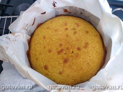 Бисквитный пирог со сливами и меренгой