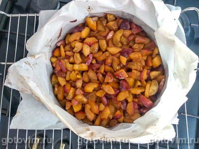 Бисквитный пирог со сливами и меренгой