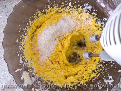 Бисквитный пирог со сливами и меренгой