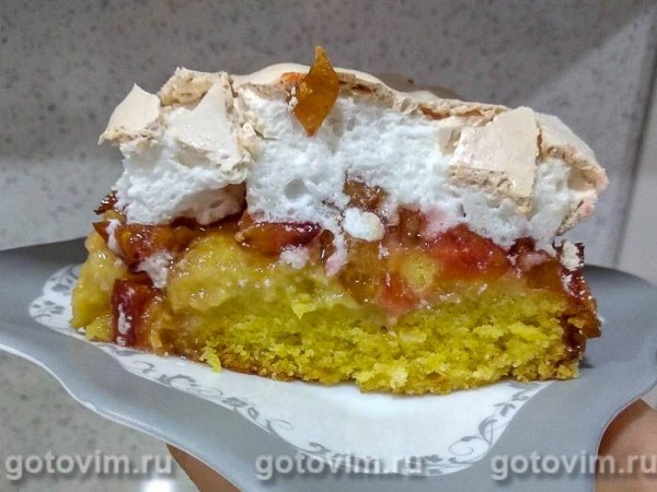 Бисквитный пирог со сливами и меренгой