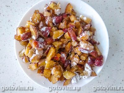 Бисквитный пирог со сливами и меренгой