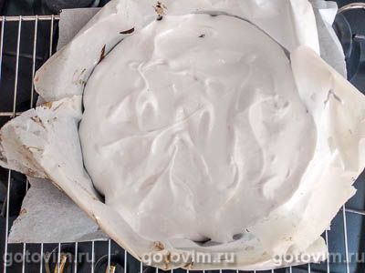 Бисквитный пирог со сливами и меренгой