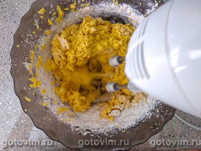 Бисквитный пирог со сливами и меренгой