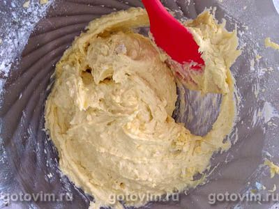 Бисквитный пирог со сливами и меренгой