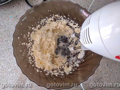 Бисквитный пирог со сливами и меренгой