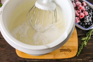 Бисквитный торт с ягодами