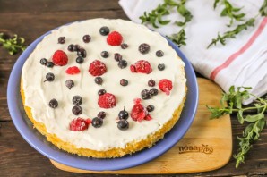 Бисквитный торт с ягодами