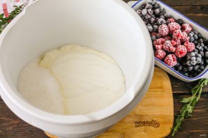 Бисквитный торт с ягодами