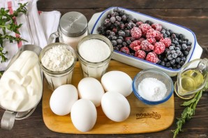 Бисквитный торт с ягодами