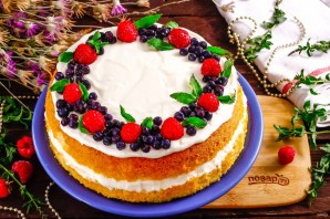 Бисквитный торт с ягодами