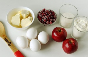 Бретонский пирог с клюквой и яблоками