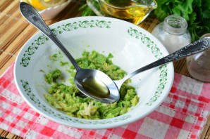 Бутерброды с авокадо и чесноком