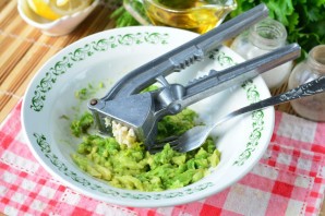 Бутерброды с авокадо и чесноком