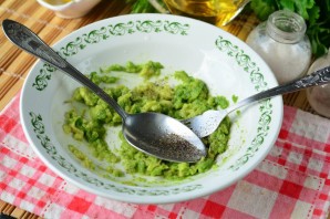 Бутерброды с авокадо и чесноком