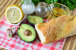 Бутерброды с авокадо и чесноком