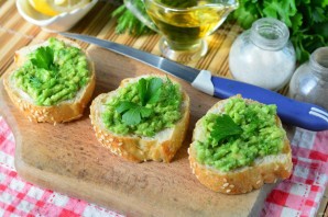 Бутерброды с авокадо и чесноком