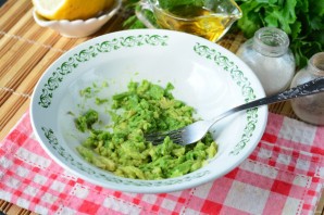 Бутерброды с авокадо и чесноком