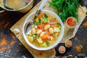 Фасолевый суп с сельдереем