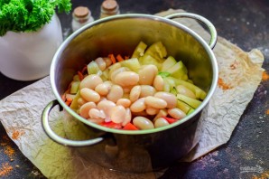 Фасолевый суп с сельдереем