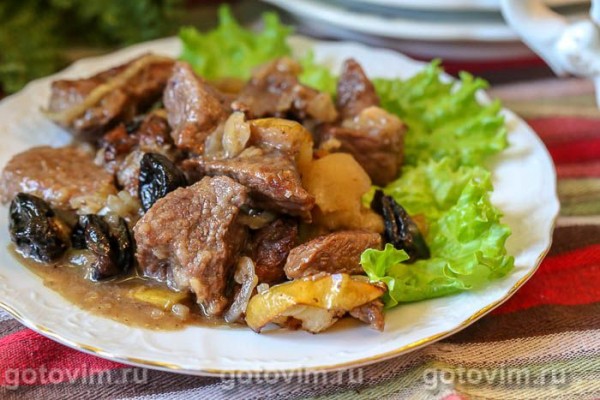 Говядина с яблоками и черносливом,тушенная с сидром в горшочке Говядина с яблоками и черносливом,тушенная с сидром в горшочке
