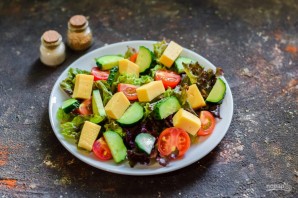 Греческий салат с копченой курицей