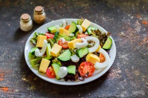 Греческий салат с копченой курицей