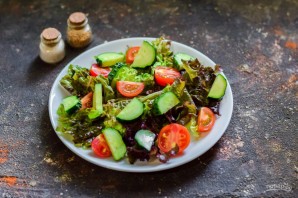 Греческий салат с копченой курицей