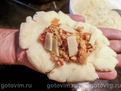Картофельные котлеты с мясом, сыром и оливками 