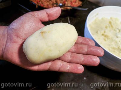 Картофельные котлеты с мясом, сыром и оливками 
