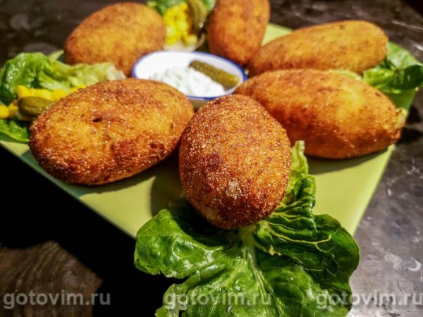 Картофельные котлеты с мясом, сыром и оливками 