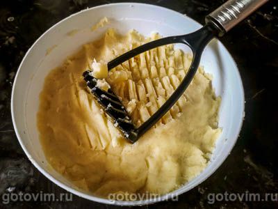 Картофельные котлеты с мясом, сыром и оливками 