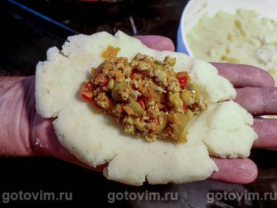 Картофельные котлеты с мясом, сыром и оливками 