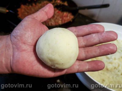 Картофельные котлеты с мясом, сыром и оливками 