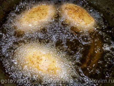 Картофельные котлеты с мясом, сыром и оливками 