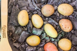 Картошка печеная в золе