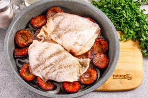 Курица со сливой в духовке