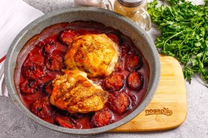 Курица со сливой в духовке