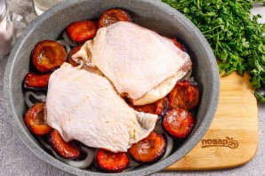 Курица со сливой в духовке